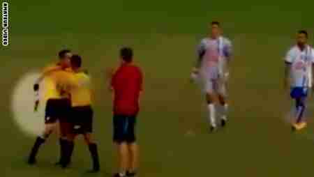 حكم غاضب بالبرازيل يشهر مسدساً بعد بطاقة حمراء
