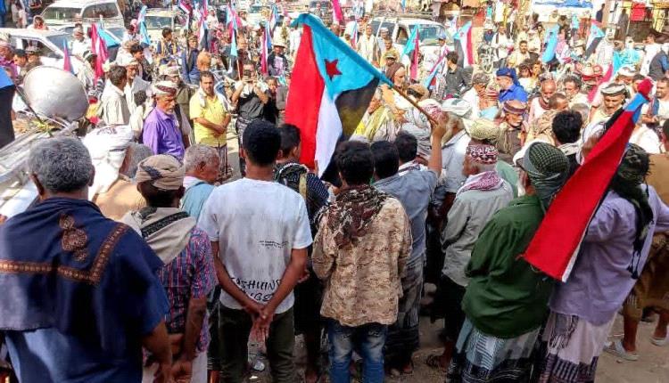 جماهير أبين في أحور ولودر والمحفد تخرج في مسيرات حاشدة رفضاً للاحتلال اليمني وحرب الخدمات