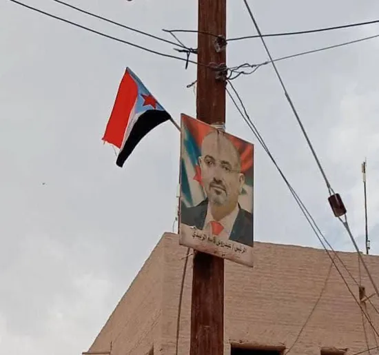 شباب الغضب يرفعون أعلام الجنوب العربي في حي الشيشان بسيئون